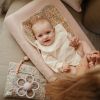 Attache sucette Hera Powder Pink Mushie Ambiance 2