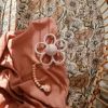 Attache sucette Hera Powder Pink Mushie Ambiance 3