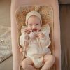 Attache sucette Hera Powder Pink Mushie Ambiance 4