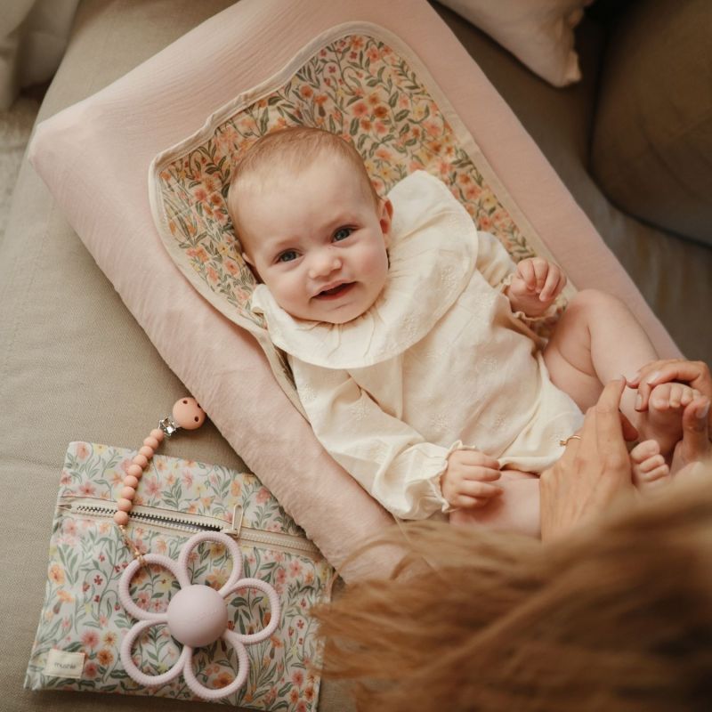 Attache sucette Hera Powder Pink Mushie Ambiance 2