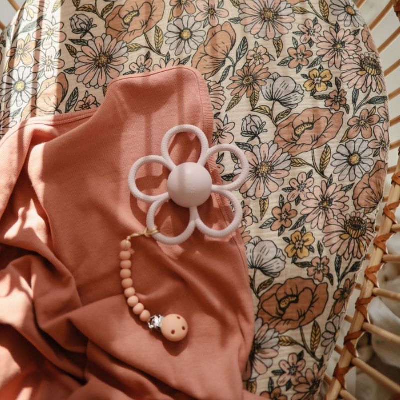 Attache sucette Hera Powder Pink Mushie Ambiance 3