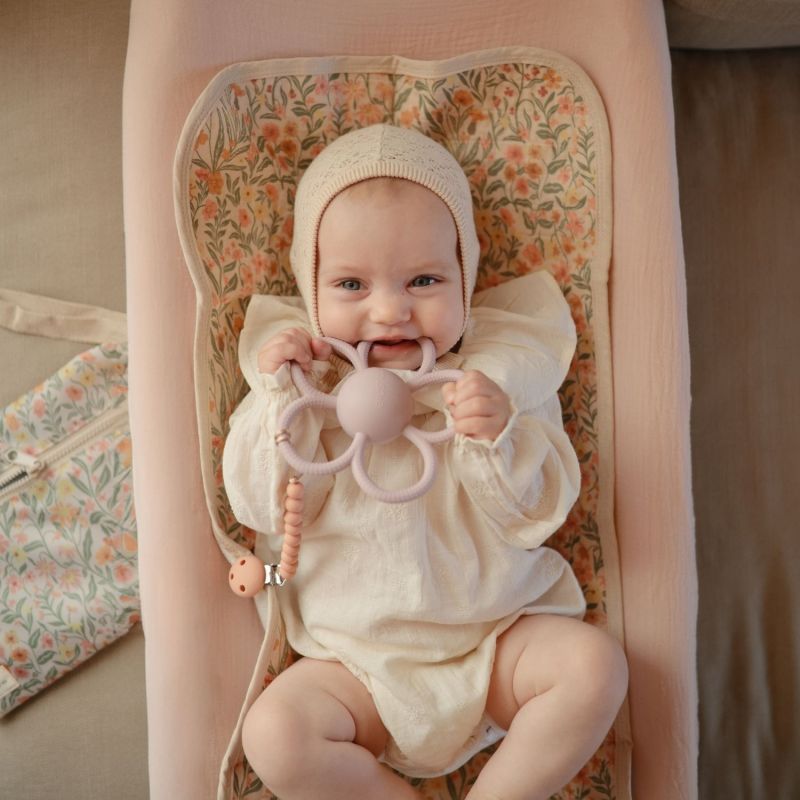 Attache sucette Hera Powder Pink Mushie Ambiance 4