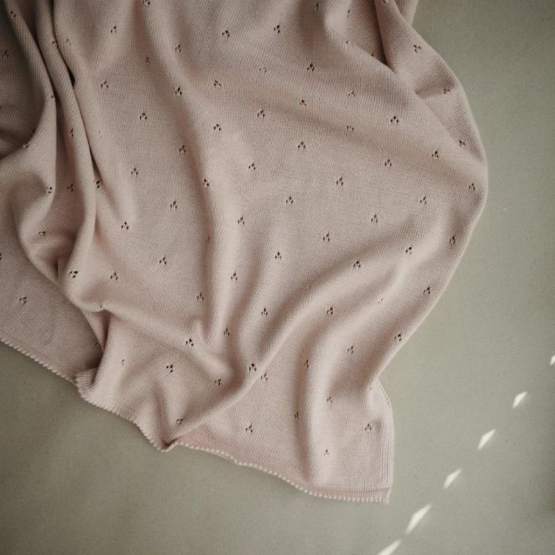 Couverture tricotée en coton bio Pointelle Blush (100 x 80 cm) Mushie Ambiance 2