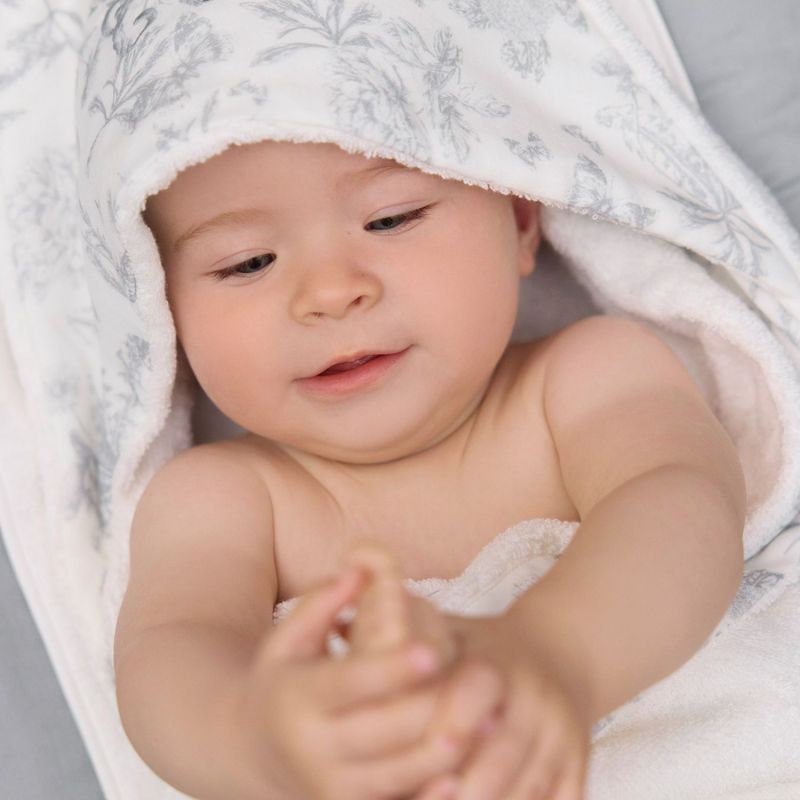 Cape de bain Toile de Jouy gris Tartine et Chocolat Ambiance 4