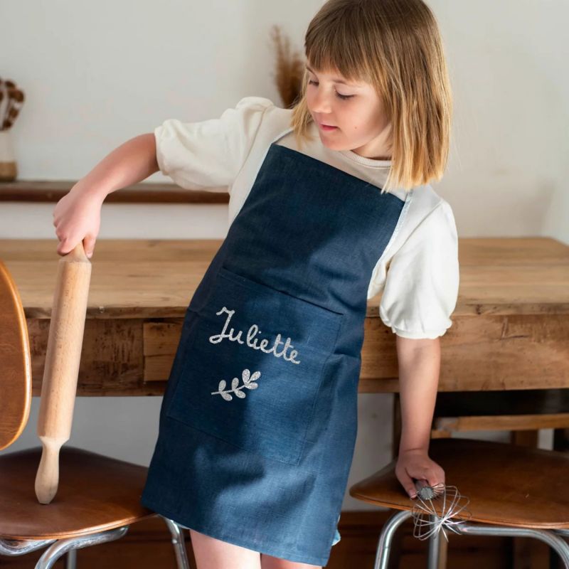 Image d'ambiance de présentation du produit Tablier enfant Bleu pétrole (personnalisable) - Les Griottes