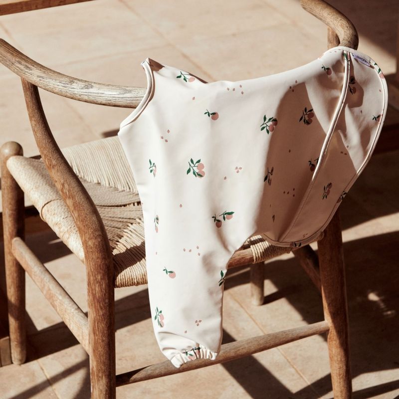 Bavoir à manches Merle Peach sea shell mix Liewood Ambiance 4