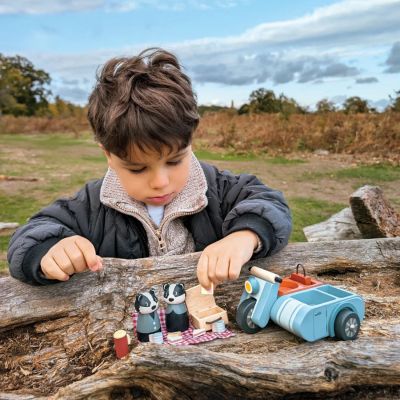 Balade à moto des blaireaux en bois