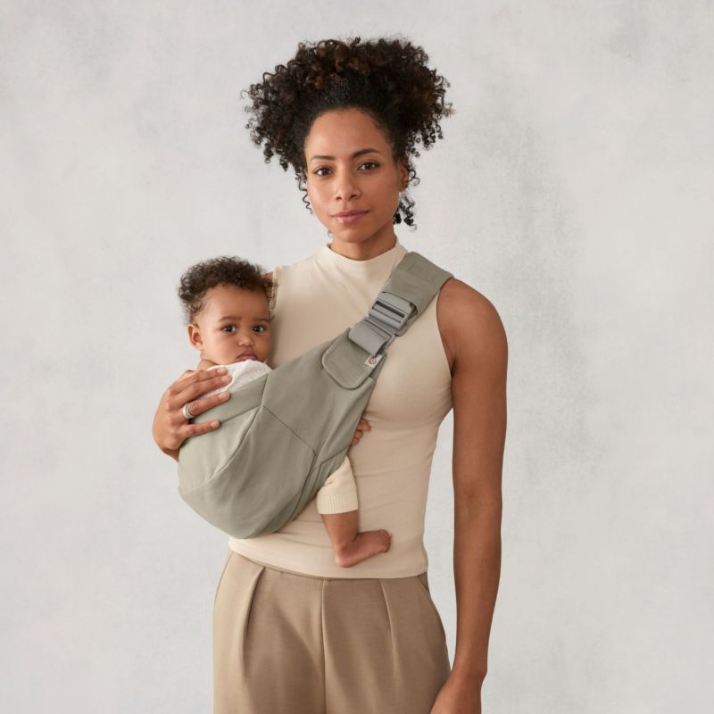 Porte bébé enfant Upsie Soft Olive Ergobaby Ambiance 6