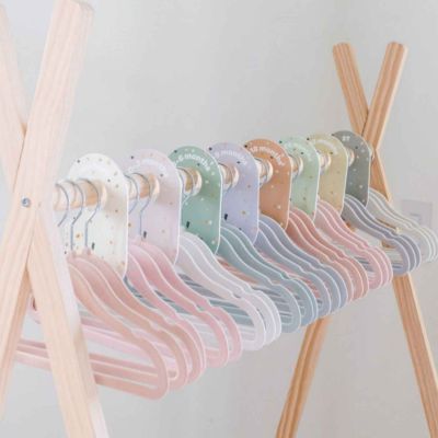 Lot de 15 cintres en velours écume