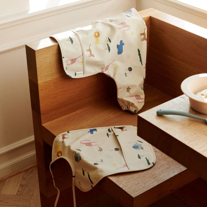 Bavoir à manches Merle Safari sandy mix Liewood Ambiance 5