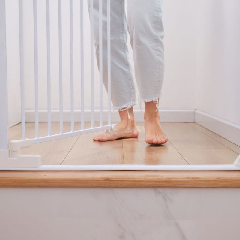 Barrière de sécurité Easylock Flatstep Blanche (118 à 125 cm) Geuther Ambiance 3