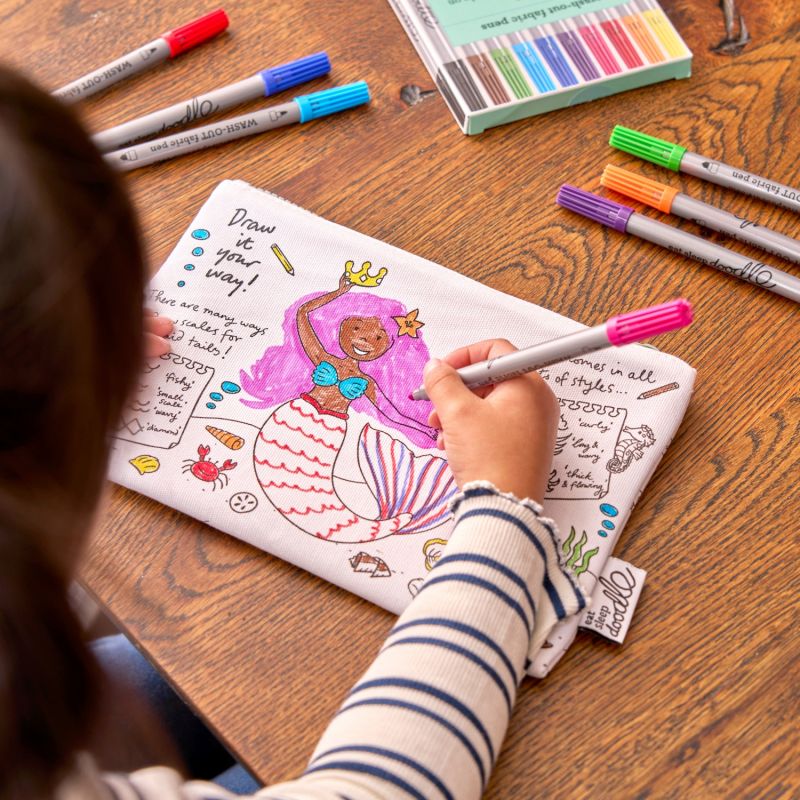 Trousse à colorier lavable et réutilisable Sirènes avec 10 feutres Eatsleepdoodle Ambiance 2
