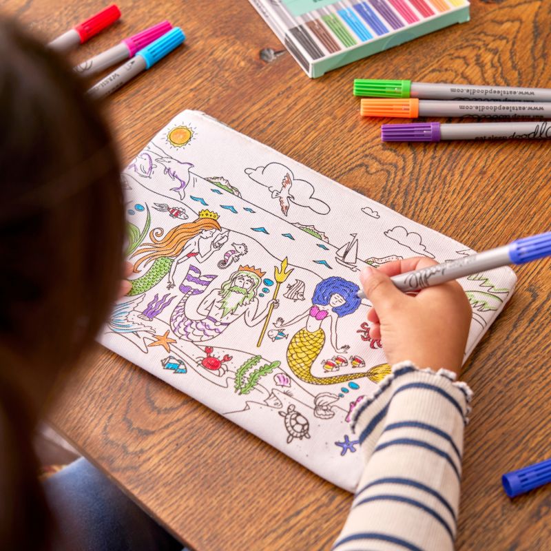 Trousse à colorier lavable et réutilisable Sirènes avec 10 feutres Eatsleepdoodle Ambiance 5