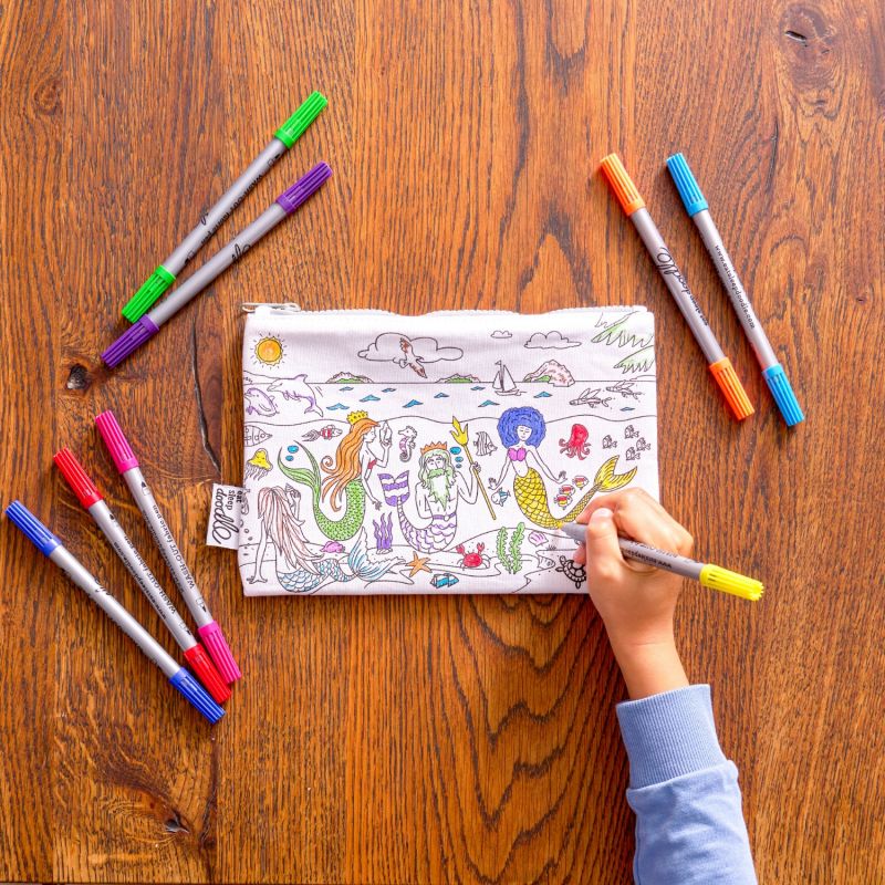 Trousse à colorier lavable et réutilisable Sirènes avec 10 feutres Eatsleepdoodle Ambiance 6