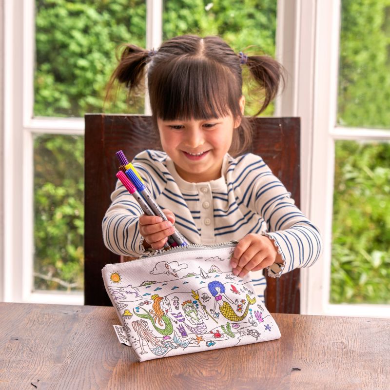 Trousse à colorier lavable et réutilisable Sirènes avec 10 feutres Eatsleepdoodle Ambiance 7