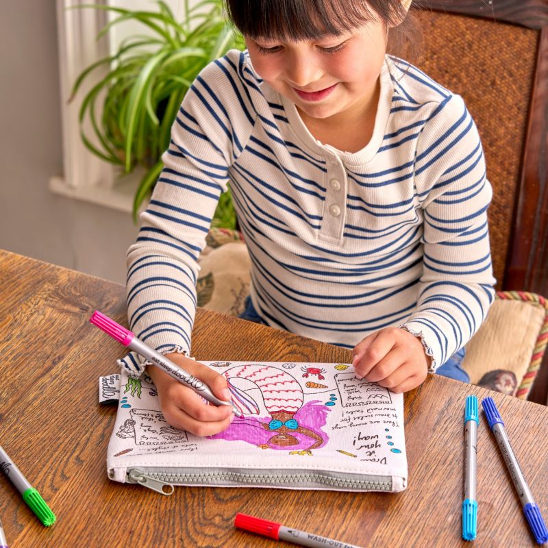 Trousse à colorier lavable et réutilisable Sirènes avec 10 feutres Eatsleepdoodle Ambiance 8