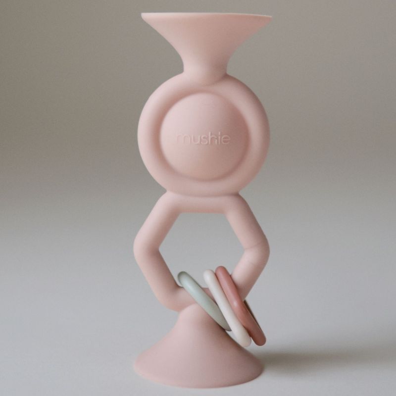 Jouet à ventouse HexaPop Blush Mushie Ambiance 3