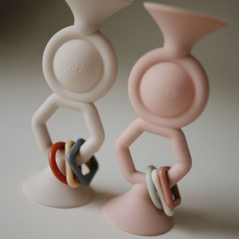 Jouet à ventouse HexaPop Blush Mushie Ambiance 5