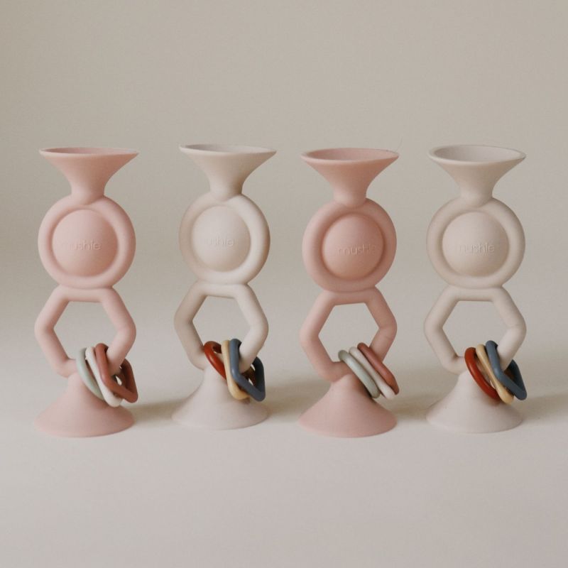 Jouet à ventouse HexaPop Blush Mushie Ambiance 6