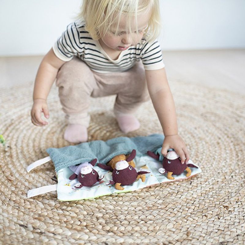 Image d'ambiance de présentation du produit Mini peluches la famille de Rosalie la vache (10-16 cm) - Lilliputiens