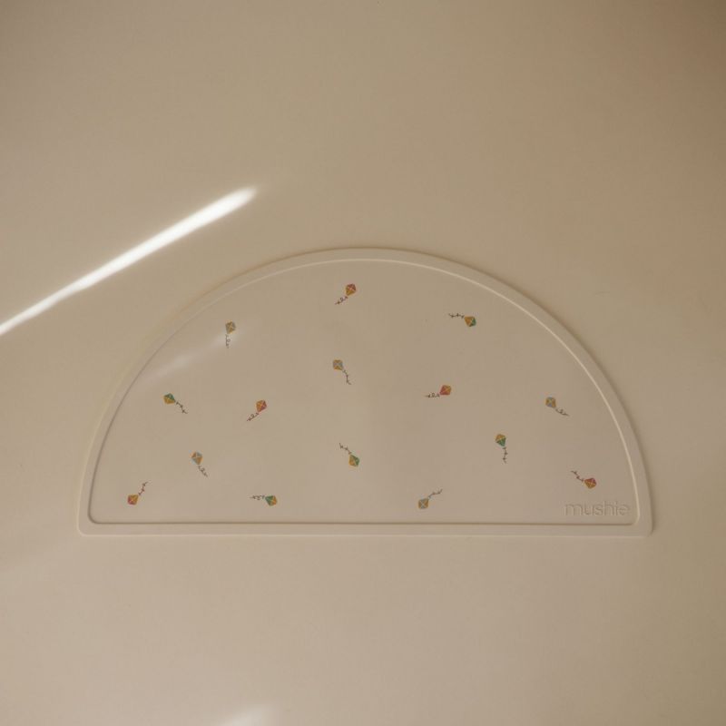 Set de table en silicone Kite Mushie Ambiance 3