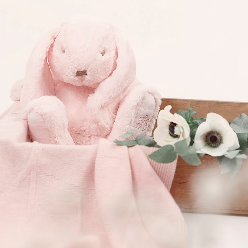 Image d'ambiance de présentation du produit Peluche Augustin le lapin rose (12 cm) - Tartine et Chocolat