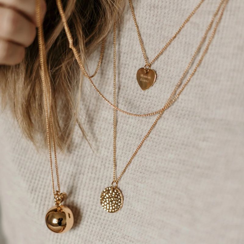 Collier médaille Coeur Tendresse personnalisable (or jaune 18 carats) Pleine Lune Ambiance 3