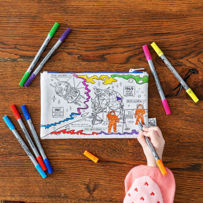 Trousse à colorier lavable et réutilisable Espace avec 10 feutres Eatsleepdoodle Ambiance 2