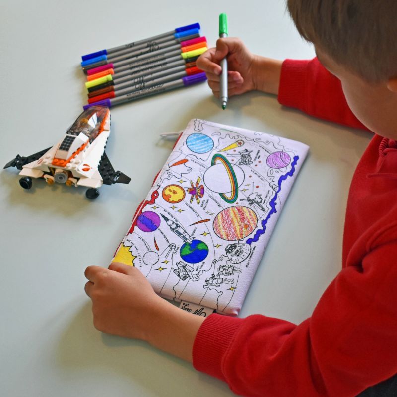 Trousse à colorier lavable et réutilisable Espace avec 10 feutres Eatsleepdoodle Ambiance 6