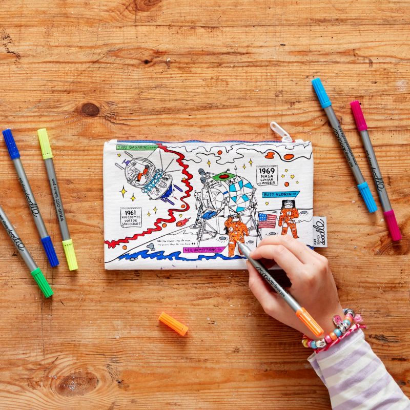 Trousse à colorier lavable et réutilisable Espace avec 10 feutres Eatsleepdoodle Ambiance 7