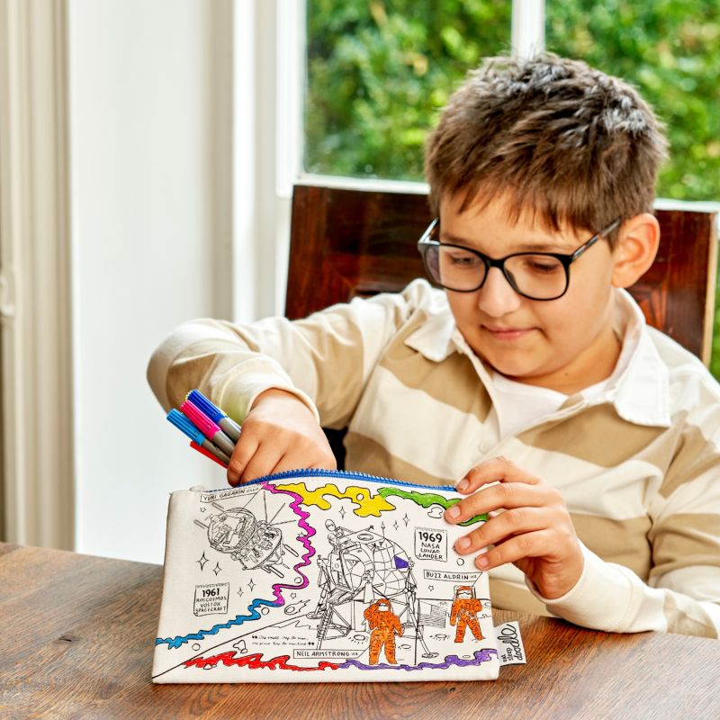 Trousse à colorier lavable et réutilisable Espace avec 10 feutres Eatsleepdoodle Ambiance 8