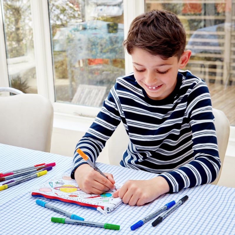 Trousse à colorier lavable et réutilisable Espace avec 10 feutres Eatsleepdoodle Ambiance 9