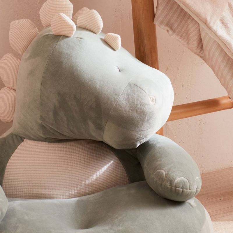 Image d'ambiance de présentation du produit Fauteuil peluche Stégi le stégosaure eucalyptus - Noukie's