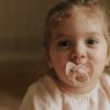 Sucette orthodontique en silicone Binky Bow Misty Pink (0 mois et +) Elodie Details Ambiance 7