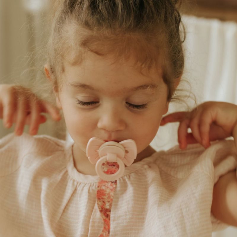 Sucette orthodontique en silicone Binky Bow Misty Pink (0 mois et +) Elodie Details Ambiance 5