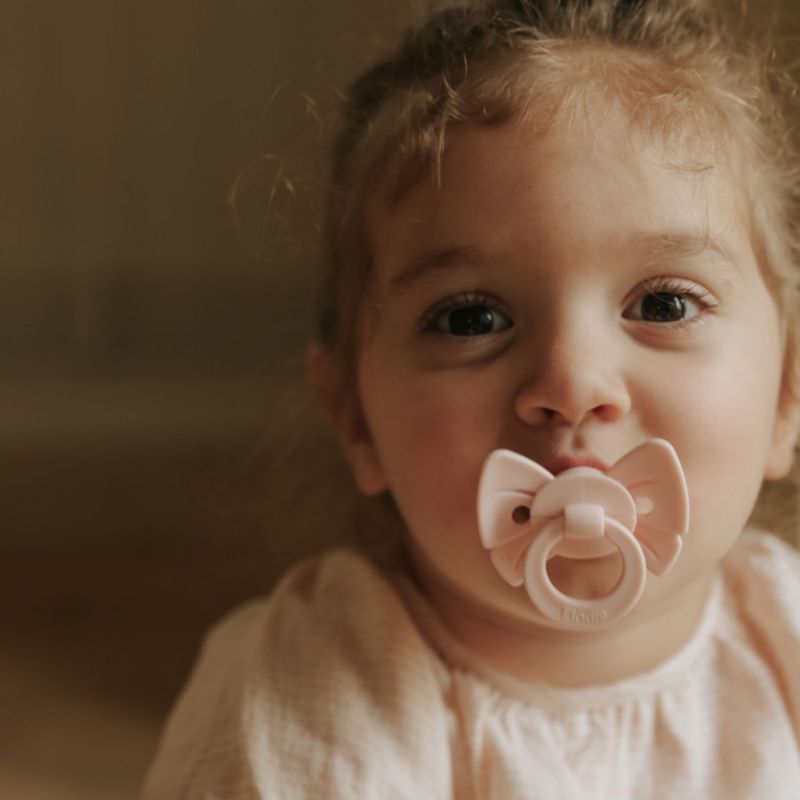 Sucette orthodontique en silicone Binky Bow Misty Pink (0 mois et +) Elodie Details Ambiance 7