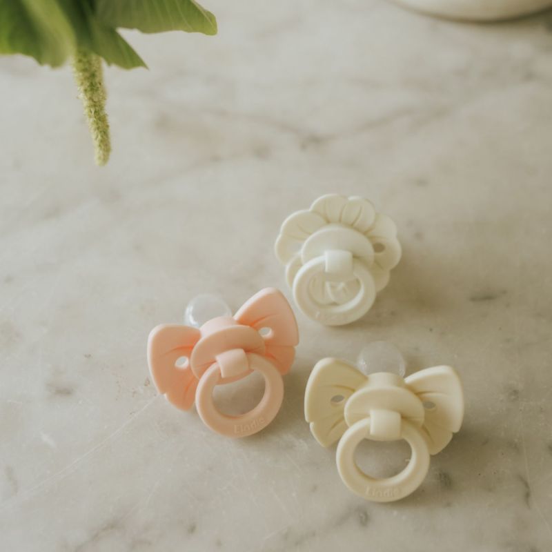 Sucette orthodontique en silicone Binky Bow Misty Pink (0 mois et +) Elodie Details Ambiance 9