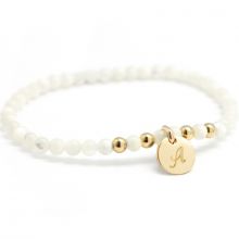 Bracelet femme en perles mini charm blanc plaqué or (personnalisable)  par Petits trésors