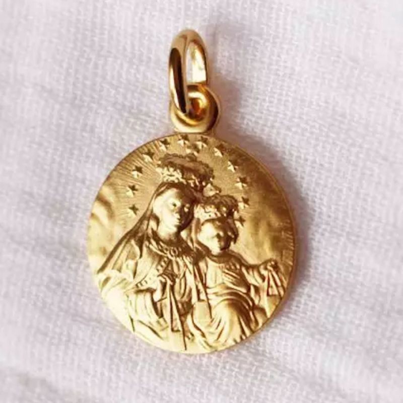 Pendentif médaille Vierge Mont Carmel personnalisable (plaqué or) Petits trésors Ambiance 2