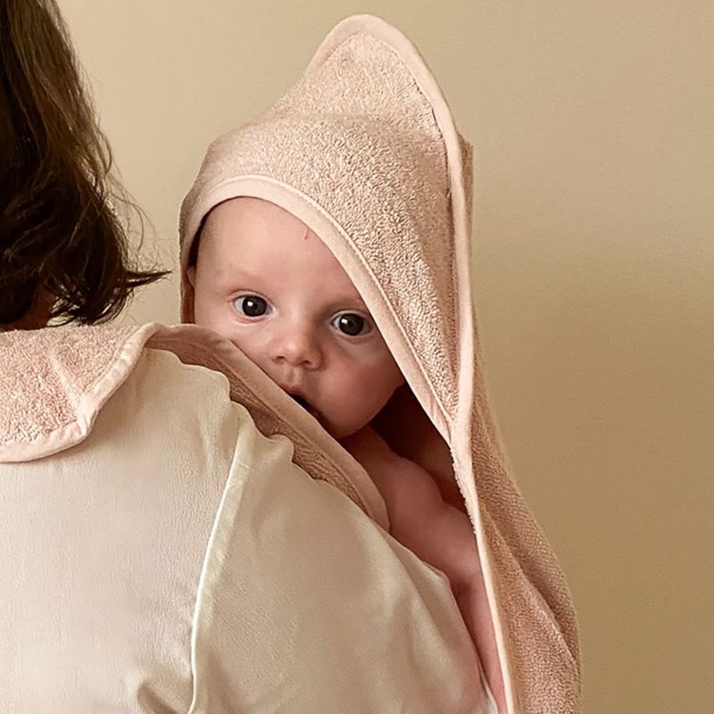Cape de bain tablier XXL parent et bébé rose Candide Ambiance 4