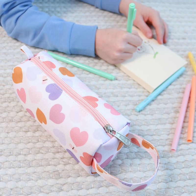 Trousse scolaire Cœurs A Little Lovely Company Ambiance 1