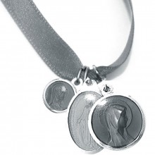 Bracelet ruban gris et médailles assorties (aluminium et résine)  par Martineau