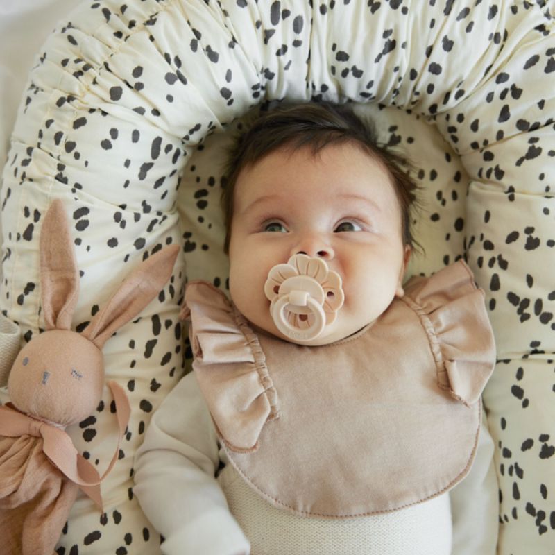 Sucette symétrique en silicone Binky Bloom Powder Pink (3 mois et +) Elodie Details Ambiance 4