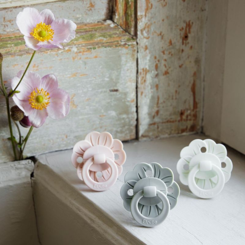 Sucette symétrique en silicone Binky Bloom Powder Pink (3 mois et +) Elodie Details Ambiance 5