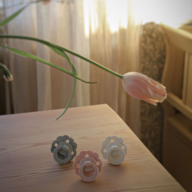 Sucette symétrique en silicone Binky Bloom Powder Pink (3 mois et +) Elodie Details Ambiance 6