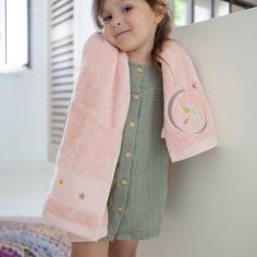 Serviette de bain rose lapin personnalisable (70 x 140 cm)