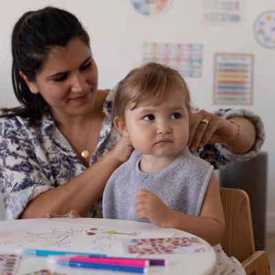 Bavoir premier âge en éponge Gris