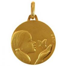 Médaille Petite fille au papillon (or jaune 750°)  par Maison Augis