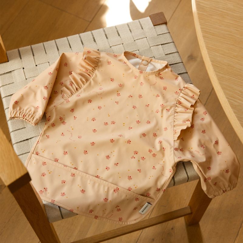 Bavoir à manches Merle Butterfly Apple Blossom Liewood Ambiance 2