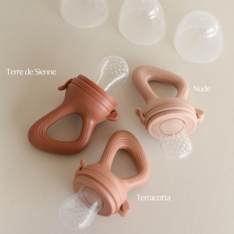 Image d'ambiance de présentation du produit Sucette grignoteuse terracotta avec 4 embouts - Zakuw